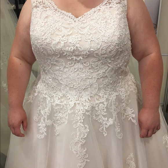 Beautiful never worn wedding dress free of alterations - Picture 4 of 6